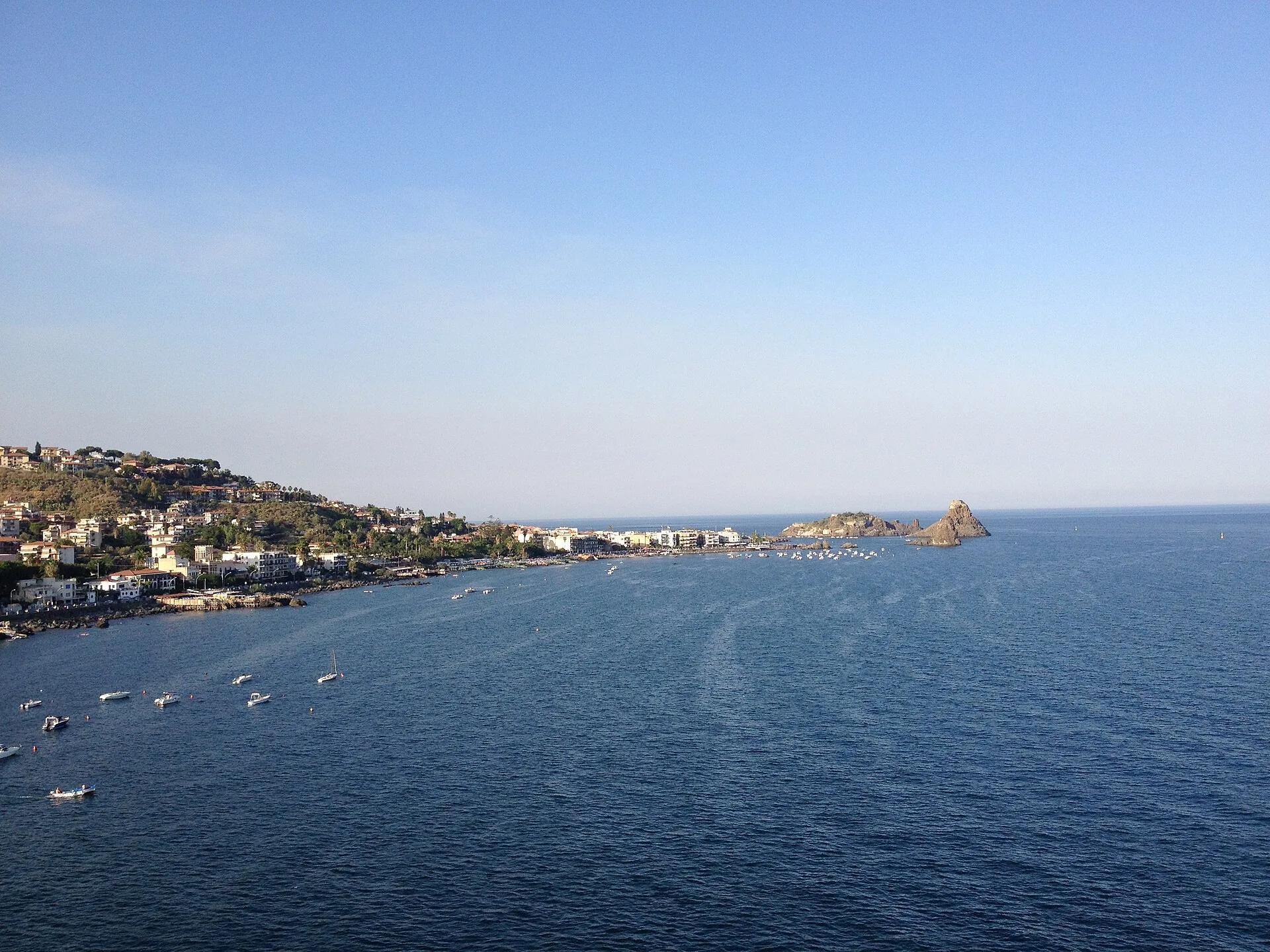 La costa di Aci Trezza con i faraglioni dei Ciclopi
