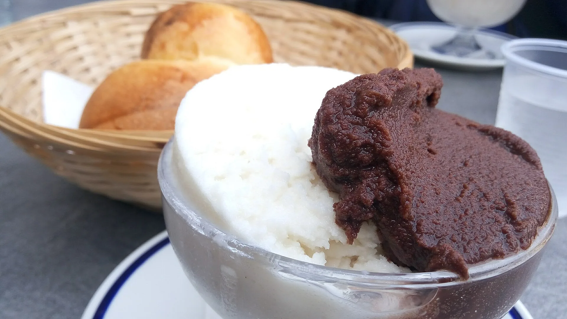Granita con panna e brioche col tuppo