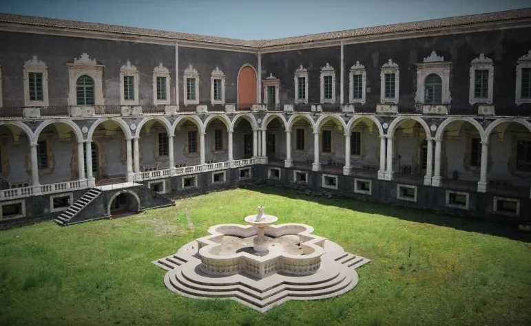 Il chiostro del Monastero dei Benedettini di San Nicolò l'Arena