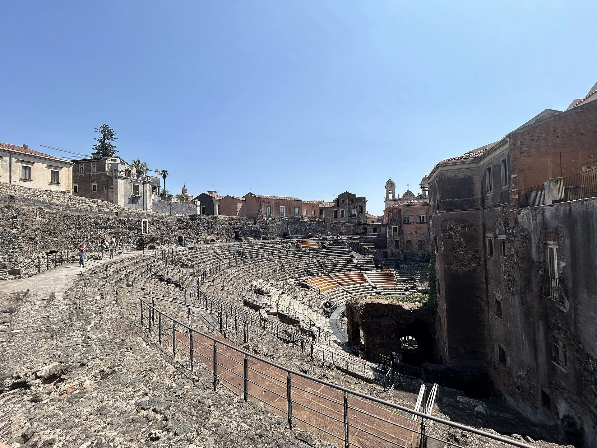 La cavea del Teatro romano di Catania incastonata fra i palazzi